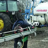 La frontière entre le matériel de travail de la terre et le matériel de transport étant délicate, les matériels à usage mixte tels que les tracteurs,