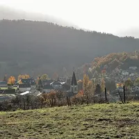 Les zones de montagne se distinguent des zones rurales par l'altitude.
