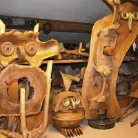 Bricoleur passionné, André Clair a imaginé et construit des centaines de chouettes avec des matériaux plus insolites les uns que les autres.