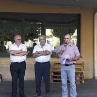 De gauche à droite : Christine Audeguin, Guy Galtier, ancien président de l’association Terre nouvelle, Raymond Grenier, ancien directeur, Éric Cheval