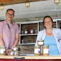 Éleveur Aubrac à Cézens (15), Thomas Gras a décidé de concrétiser un projet de restauration original à la ferme via des soirées conviviales et des rep