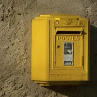 Le prix du timbre passe de 0,8 à 0,85 euro pour la lettre prioritaire et 0,7 à 0,73 pour la lettre verte.