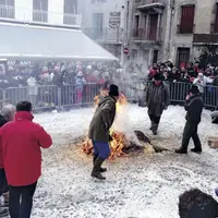 Le cochon est préparé, lavé et découpé devant les milliers de visiteurs de la cité de Besse.