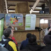 Sylvain Chevalier présente le nouveau bâtiment aux visiteurs.