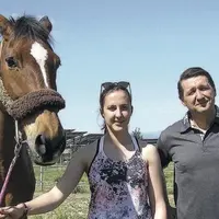 Au départ, une exploitation ovins-bovins, aujourd’hui, la ferme équestre du Pialoux est devenue un élevage de chevaux dressés sur place.