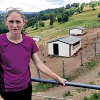 Magalie Pélissier est retournée sur la ferme familiale de ses grands-parents. À la Ferme du rocher, elle élève volailles fermières, lapins et pigeons.