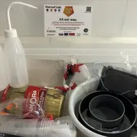 Il propose aussi des instruments de mesures à fabriquer soi-même pour analyser son sol, comme ici, le kit « sol'eau ».