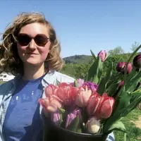 Émergente, la filière française des fleurs coupées attire de plus en plus d'adeptes. Rencontre avec Sarah Bradley, jeune floricultrice installée à Sil