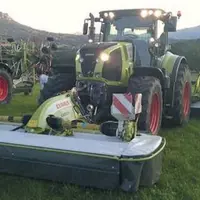Un groupe de fauche de neuf mètres peut atteindre des débits de chantier de neuf hectares à l’heure.