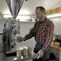 La machine semi-automatique d’empotage a permis à Xavier Ory de réduire sa facture de gaz par deux.