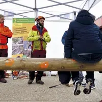 Le 25 novembre, les apprentis de la Maison familiale rurale de Javols sont venus présenter les métiers du bois et de la foresterie à Mende. Une façon