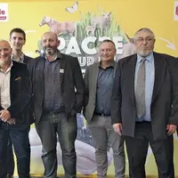 De gauche à droite : Denis Lerouge, directeur de la communication produit d’Interbev, Pierre Desprat, négociant en vin de la Maison Desprat, Paul Grel