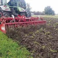 Les machines à bêcher ne demandent pas de puissance de traction, car le mouvement de leurs organes travaillants a pour effet de « pousser » le tracteu