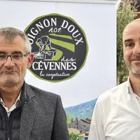 Jérôme Fesquet au Medfel, sur le stand de l’AOP, accompagné du nouveau directeur de la coopérative Origine Cévennes, Joël Armand, à gauche.