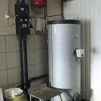 À l’intérieur, le chauffe-eau reçoit la chaleur des panneaux. Si cette dernière n’est pas assez élevé, une resistance prend le relais pour assurer une