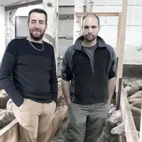 Dorian Boiral, co-responsable du Point accueil installation et Guillaume Calcat, âgé de 26 ans.