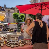Un marché de producteur bio est organisé sur la place de la mairie de Florac de 9 heures à 14 heures.