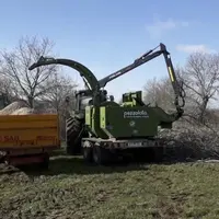 En plus de son activité de production laitière, Alain Faydit a développé une activité de broyage et de livraison de plaquettes bois.