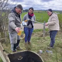 Sébastien Dabert (à gauche) a installé un SBR près de sa fromagerie, auquel il a accès par différentes trappes de contrôle.
