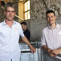 Thierry Orcière (à gauche) élève 1 400 brebis blanches du massif central sur la commune de Lezoux. À ses côtés, Christophe Guillerand, responsable de