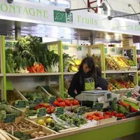 Face à une défiance croissante des consommateurs, l'Agence bio et le ministre de l'Agriculture veulent miser sur le « local ». De leur côté, des cherc