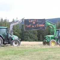 Lors de la manifestation au mont Mouchet le 30 septembre, des slogans rappelant le désespoir des éleveurs sont affichés.