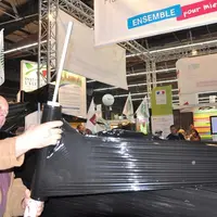Opération enrubannage sur le stand de l'administration.