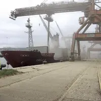 Chargement de 6 000 tonnes d’orge dans un bateau sur le terminal Senalia du port de Rouen.