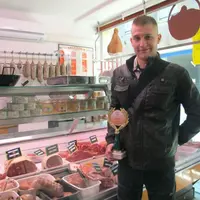 Antony Parrot, sélectionné pour la finale nationale du meilleur apprenti de France, se prépare avec passion à exercer le métier de boucher.