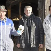 Thierry Vourillon et Éric Germain, producteurs adhérents à l’APLM, entourent Dominique Barrau, le président de l’association.