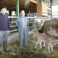Pascal Couve (à droite) fait appel à Romaric Meindre de Lozère insémination pour son troupeau.