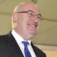 Dans une position intenable suite à sa participation à un dîner de gala du club de golf du Parlement irlandais malgré les restrictions sanitaires liée