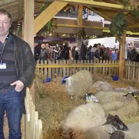 Olivier Bernard est éleveur en Haute-Loire. Il est le chef de file de la race noire du Velay.