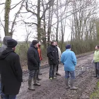 Sur les exploitations, les haies sont souvent considérées comme une contrainte. Mais elles présentent aussi des opportunités : des agriculteurs du dép