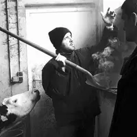 Jérôme Delarbre, technicien à la chambre d’agriculture, détecte avec un fumigène les courants d’air dans un bâtiment.