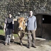 Florence et Thibaut Dijols entourent Haute, égérie du prochain Salon de l’agriculture, du 24 février au 4 mars, lors de l’une de ses premières sorties