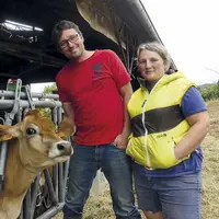 Thomas et Marie Richaud du Gaec La Jersiaise des Combes élèvent 70 vaches laitières de race jersiaise. Une race qui valorise bien les fourrages et lim