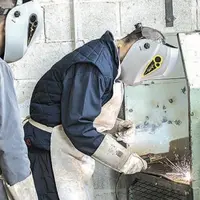 À l’atelier, le port d’un masque et de gants de sécurité est gages de sécurité.