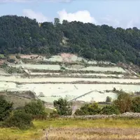 La société Argile du Velay exploite son propre gisement d'argile aux propriétés uniques et aux nombreux atouts pour l'élevage et l'agriculture.