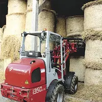 Oubliez les mains pour manipuler les bottes de foin ! L’utilisation des machines diminue les risques d’accidents.