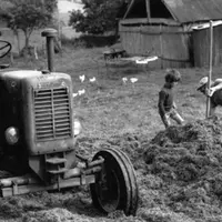 Dans les années soixante-dix, la campagne française est encore en pleine révolution.