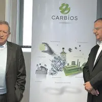 Découverte du nouveau laboratoire de Carbios au biopôle de Saint-Beauzire, en présence du pdg de la société Jean-Claude Lumaret et du président du con