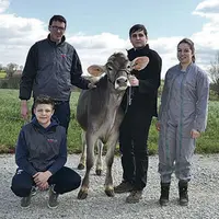 Les membres de l’équipe ont consacré une journée à leur échauffement pour le Brune team show, chez Gilles Brast, éleveur Brun à Druelle.
