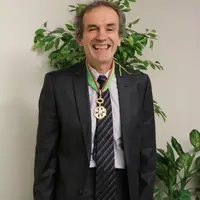 Bernard Étienne, ancien président du Crédit agricole du Languedoc a été élevé au grade de commandeur du Mérite agricole.