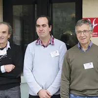 Ruben André, président de la coopérative au centre, accompagné de Bernard Étienne et Jean Flayol, anciens présidents.
