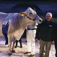 Palma et Carl Breudenburger (à gauche), directeur de l’élevage Plantahof en Suisse.