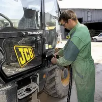 Le gouvernement a mis en place une aide forfaitaire de 100 EUR pour les contribuables utilisant un véhicule motorisé pour leurs besoins professionnels