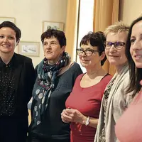 Aurélie Maillols, à gauche sur la photo et Sophie Malige entourant l'équipe de Contes et rencontres.