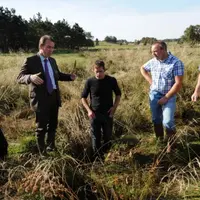 Damien Pignol, résponsable cantonal de Fournel à la FDSEA, au fond d’un cour d’eau particulièrement difficile à entretenir, en face du préfet Guillaum