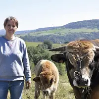 Installée à Grandeyrolles dans le Puy-de-Dôme, Hélène Grégoire est à la tête d'un troupeau de 65 mères Aubrac. Passionnée de génétique, elle participe